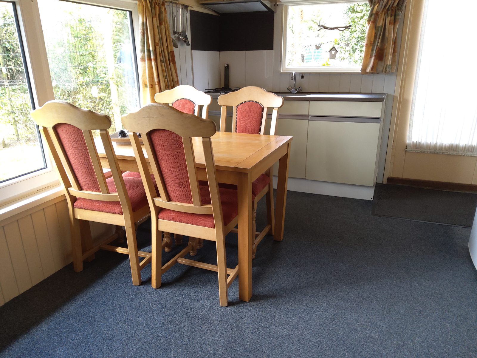 Eettafel boshuisje